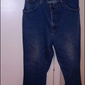 Lee mens dark blue jeans 42 x 34 GREAT CONDITION( HAS MINOR STAIN) MAKE OFFERS